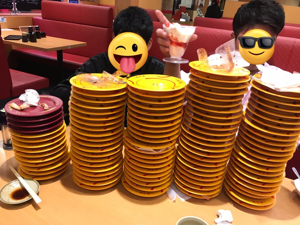 不少食客上載在壽司郎安心進餐，狂吃報復，吃剩一曡空碟留影。圖源：twitter@accelaJZA80